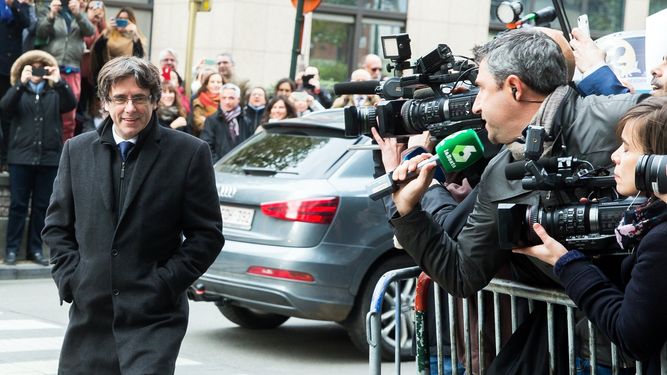 &nbsp;El expresidente de la Generalitat de Cataluña Carles Puigdemont llega al club de la prensa en Bruselas para comparecer ante los medios de comunicación, en Bruselas, Bélgica, hoy 31 de octubre de 2017.&nbsp;&nbsp;