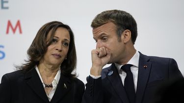 El presidente francés Emmanuel Macron habla con la vicepresidenta estadounidense Kamala Harris durante el Forum de Paz en París el 11 de noviembre del 2021.&nbsp;