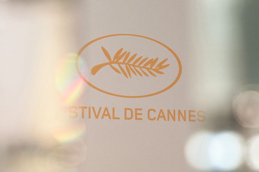 Una foto muestra el logotipo del festival durante una conferencia de prensa para anunciar la selección oficial de la 77.ª edición del Festival de Cine de Cannes, en el cine UGC Normandie de París, el 13 de abril de 2024. 