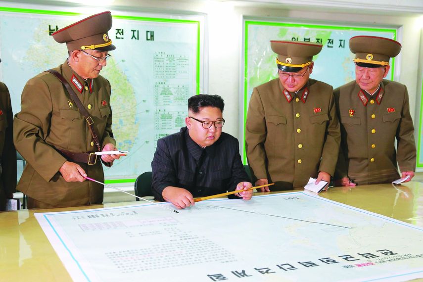 El dictador norcoreano Kim Jong Un inspecciona los planes de lanzamiento de misiles hacia la islade Guam, el pasado verano.