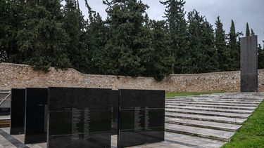 Esta fotografía, tomada el 16 de febrero de 2026, muestra el sitio conmemorativo en el campo de tiro de Kaisariani en Atenas, donde 200 prisioneros políticos comunistas griegos fueron ejecutados por los nazis el 1 de mayo de 1944.