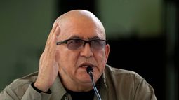 Antonio García, comandante del Ejército de Liberación Nacional (ELN) de Colombia, habla con los medios de comunicación tras firmar un acuerdo con el gobierno colombiano, en Caracas, Venezuela, el 4 de octubre de 2022.