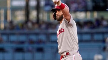 El estelar Bryce Harper participó como Bateador Designado en los Filis de Filadelfia aprovechando la presencia de esa posición en la Liga Nacional de MLB
