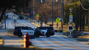 Patrullas de la policía bloquean el camino a la entrada de la Sinagoga de la Congregación Beth Israel en Colleyville, Texas.