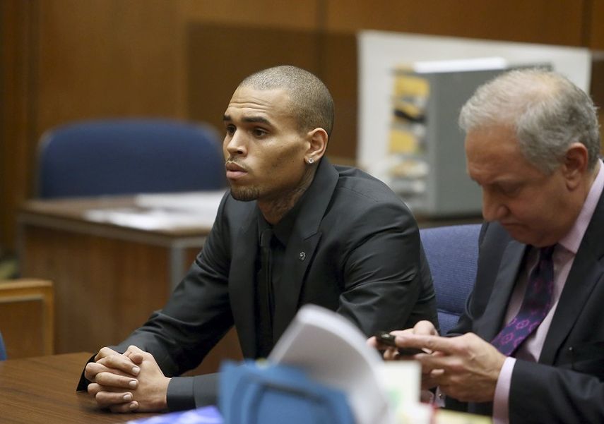 El cantante de R & B Chris Brown, izquierda, con su abogado Mark Geragos durante una audiencia el miércoles 20 de noviembre de 2013 en Los Angeles. (AP)