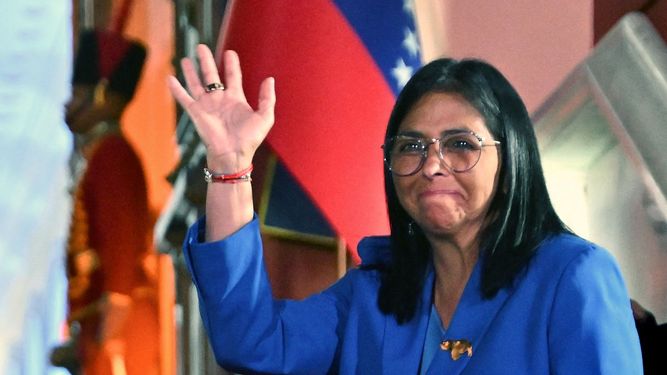 Delcy Rodríguez saluda tras firmar la ley de amnistía aprobada por la Asamblea Nacional en el Palacio de Miraflores en Caracas el 19 de febrero de 2026.