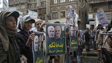 Hut&iacute;es chi&iacute;es de Yemen sostienen carteles con las im&aacute;genes del comandante paramilitar iraqu&iacute; Abu Mahdi al-Muhandis, a la izquierda, y el comandante militar iran&iacute; Qassem Soleimani, durante una protesta en San&aacute;, Yemen, el lunes 6 de enero de 2020, contra el asesinato de ambos perpetrado por Estados Unidos con un dron en Irak.&nbsp;