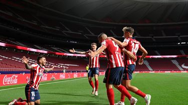 El delantero argentino del Atlético de Madrid Angel Correa celebra su gol con sus compañeros durante el partido de fútbol de la liga española