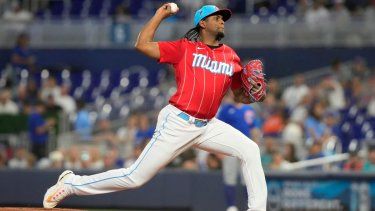 El lanzador dominicano de los Marlins de Miami, Edward Cabrera, realiza un lanzamiento en un encuentro ante los Cachorros de Chicago, el 29 de abril de 2023.