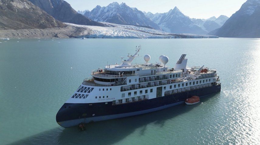 Una vista del Ocean Explorer, un crucero noruego con bandera de Bahamas con 206 pasajeros y tripulantes, que se quedó varado en el noroeste de Groenlandia, el martes 12 de septiembre de 2023.&nbsp;