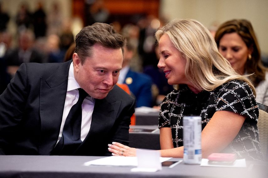 El multimillonario Elon Musk escucha a Kelly Lary, la esposa del presidente de la Cámara de Representantes Mike Johnson.