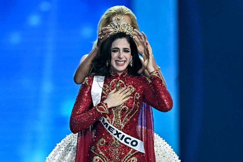 La mexicana Fatima Bosch (C) es coronada mientras celebra su victoria en el certamen de Miss Universo 2025 en Nonthaburi, al norte de Bangkok, el 21 de noviembre de 2025.