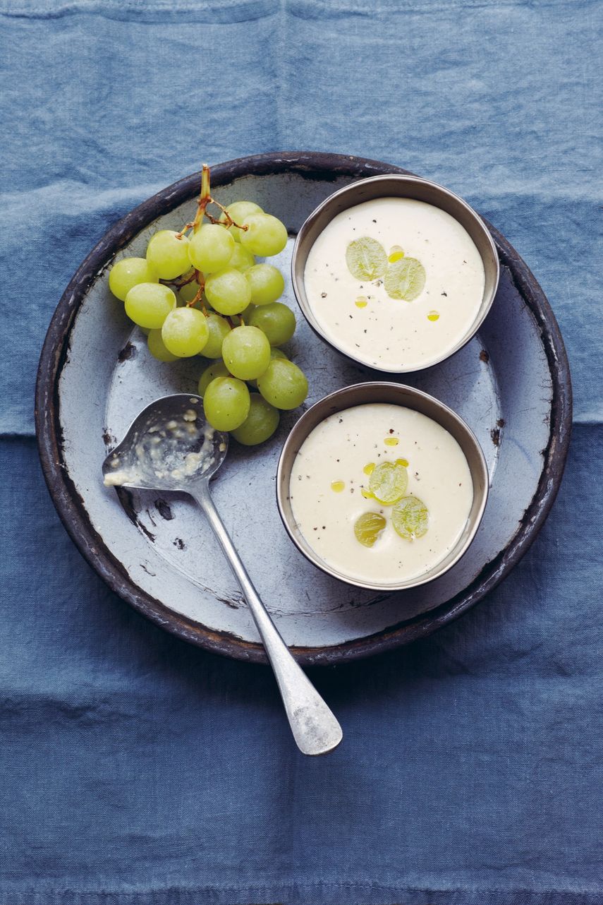 El ajo es importante en muchas cocinas del mundo, como la española. En la imagen ajoblanco, una famosa sopa fría.