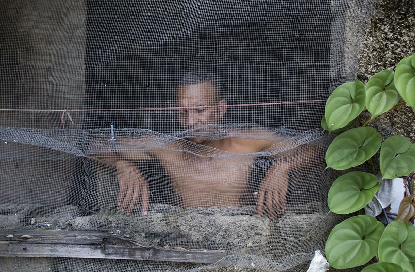 Un hombre observa por su ventana en Caracas, Venezuela, el s&aacute;bado 13 de junio de 2020.&nbsp;