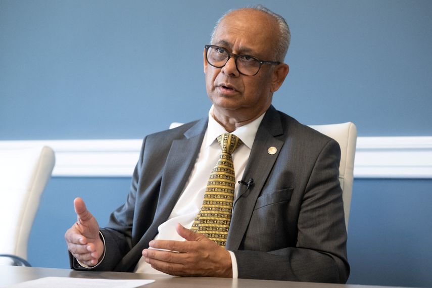 El secretario general de la Organización de los Estados Americanos (OEA), Albert Ramdin, habla durante una entrevista con AFP en su oficina en la sede de la OEA en Washington, DC, el 15 de abril de 2026