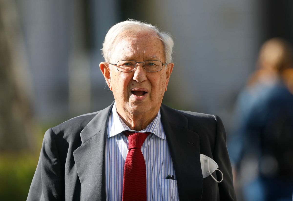 El exembajador de España en Venezuela Raúl Morodo a su llegada a la Audiencia Nacional para declarar como imputado por el dinero que él y su entorno habrían recibido de la petrolera venezolana PDVSA. El exembajador de España en Venezuela Raúl Morodo a su llegada a la Audiencia Nacional para declarar como imputado por el dinero que él y su entorno habrían recibido de la petrolera venezolana PDVSA.