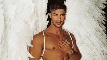 El colombiano Daniel Montoya vistiendo sus alas de ángel en una calle de West Hollywood.&nbsp;