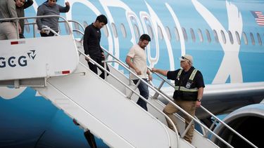 Migrantes de distintas nacionalidades, procedentes de Estados Unidos, descienden de un avión en el Aeropuerto Internacional Juan Santamaría en San José (Costa Rica)