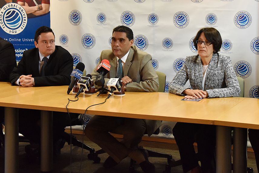 El presidente ejecutivo de la institución académica, Gerardo Guarisma, acompañado del equipo administrativo, explica el plan de estudios. (GISELLE SANTALUCCI)