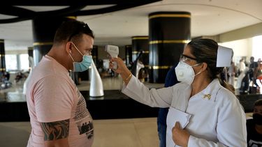 Personal médico revisa la temperatura de los turistas en el Hotel Internacional Varadero, provincia de Matanzas, el 23 de octubre de 2020. Varadero, el balneario más importante de Cuba, reabre al turismo internacional, en medio de la pandemia del coronavirus. &nbsp; &nbsp;