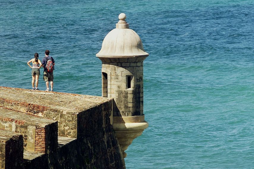 Turistas visitan la fortificación española de&nbsp;San Felipe&nbsp;del&nbsp;Morro&nbsp;de la ciudad amurallada de&nbsp;San&nbsp;Juan, Puerto Rico.&nbsp;
