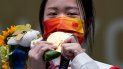 La china Yang Qian reacciona tras ganar la medalla de oro en la prueba de carabina de aire de 10 metros en los Juegos Olímpicos de Tokio La china Yang Qian reacciona tras ganar la medalla de oro en la prueba de carabina de aire de 10 metros en los Juegos Olímpicos de Tokio