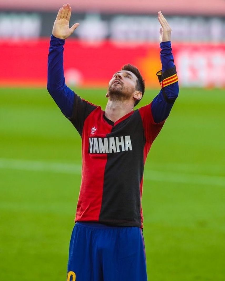 Leo Messi homenajea a Maradona con una camiseta de Newells