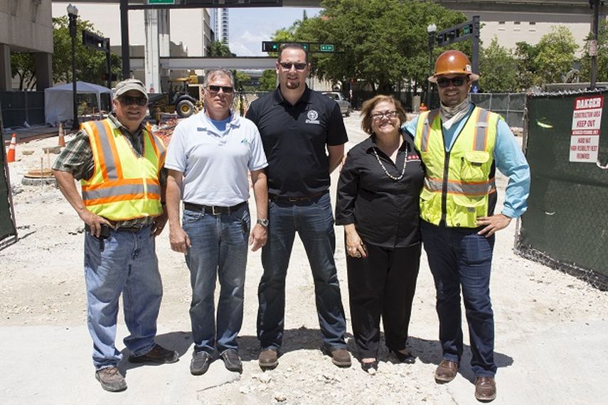 De izq. a derecha: Evelio Hernández, inspector de la construcción; Wilfredo Suárez, ingeniero y administrador del proyecto; David Adato, administrador del proyecto de la ciudad de Miami; María Fernández, vocera del proyecto Flagler, y Joshua Midence, c