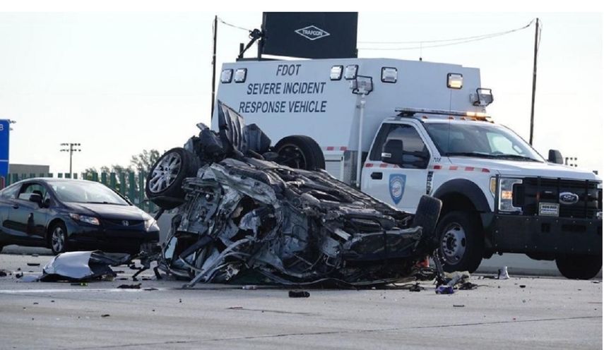 Los daños del vehículo impiden identificar la marca y el modelo.