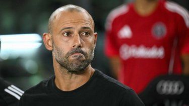 El entrenador argentino del Inter Miami, Javier Mascherano, observa desde la banda el partido de la temporada regular de la Major League Soccer (MLS) entre su club y el Chicago Fire FC en el Chase Stadium de Fort Lauderdale, Florida, el 30 de septiembre de 2025.