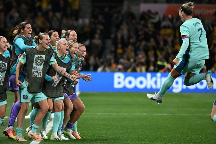 La defensora australiana #07 Stephanie Catley (derecha) celebra con sus compañeras de equipo después de marcar el cuarto gol de su equipo con un tiro penal durante el partido de fútbol del Grupo B de la Copa Mundial Femenina de Australia y Nueva Zelanda 2023 entre Canadá y Australia en el Melbourne Rectangular Stadium, también conocido como AAMI Park , en Melbourne el 31 de julio de 2023. &nbsp;