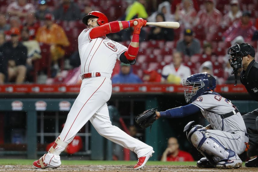 Suárez, que con los dos bambinazos llegó a 19 en la temporada, remolcó cuatro carreras pero no evitó que los Rojos de Cincinnati cayeran 8-6 ante los Cerveceros de Milwaukee.