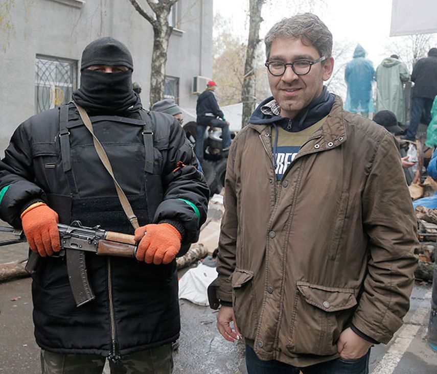 En imagen tomada el 13 de abril de 2014 el periodista Simon Ostrovsky (derecha) posa junto a un hombre armado simpatizante de Rusia en una estación de policía ocupada por los insurgentes. Ostrovsky, periodista que trabaja para Vice News, no ha sido vis