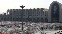 Los iraníes participan en una oración por el difunto líder supremo iraní, el ayatolá Ali Jamenei, durante una ceremonia de despedida antes de su funeral en la gran Mezquita Mosallah en Teherán, Irán, 05 de julio de 2026.