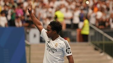 Endrik saluda al público durante su entrada al Santiago Bernabéu&nbsp;