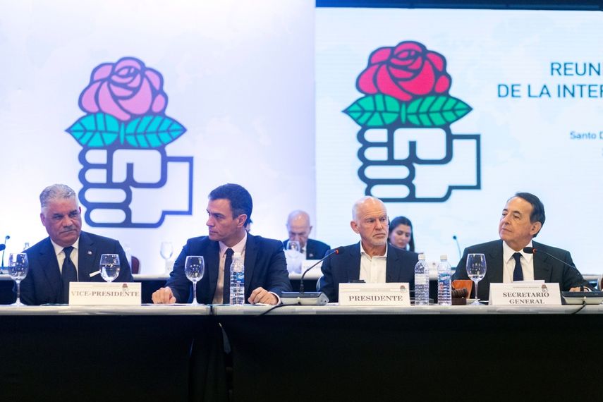 El presidente del Gobierno español, Pedro Sánchez (2-i), participa junto al canciller dominicano, Miguel Vargas (i), y el ex primer ministro de Grecia y actual presidente de la&nbsp;Internacional&nbsp;Socialista&nbsp;(IS), George A. Papandreou (2-d), y el secretario de la IS, Luis Ayala (d), este martes ante las delegaciones de más de un centenar de partidos de la&nbsp;Internacional&nbsp;Socialista&nbsp;(IS), en Santo Domingo (República Dominicana).