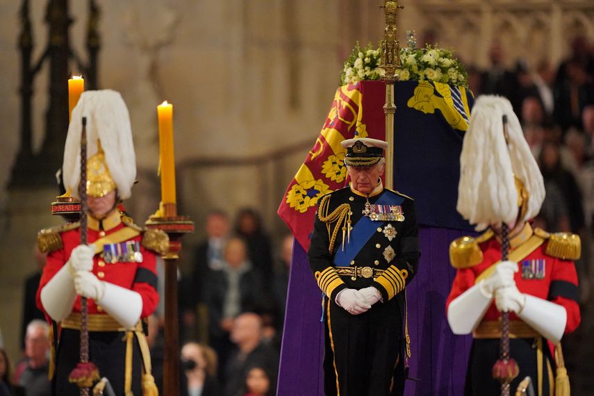El rey Carlos III de Inglaterra asiste a una vigilia alrededor del ataúd de la reina Isabel II -envuelto con el estandarte real, la corona del Estado Imperial, el orbe y el cetro del Soberano- yaciendo en el catafalco en Westminster Hall, en el Palacio de Westminster en Londres el 16 de septiembre de 2022.