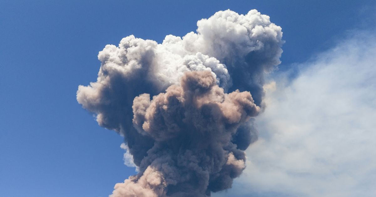 El volcán Etna arroja una enorme nube de cenizas, rocas y gases