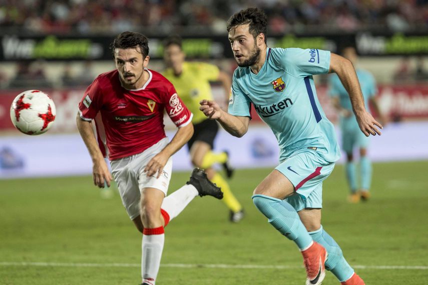 El delantero del Barcelona&nbsp;José Manuel Arnáiz (derecha) persigue el balón con Antonio Escribano (izquierda), defensa del Real Murcia.