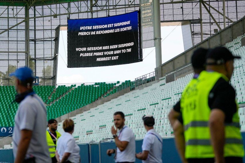 La pantalla de video anuncia que el partido entre Argentina y Marruecos en el fútbol masculino de los Juegos Olímpicos ha sido suspendido, el miércoles 24 de julio de 2024, en el estadio Geoffroy-Guichard de Saint-Etienne, Francia.&nbsp;