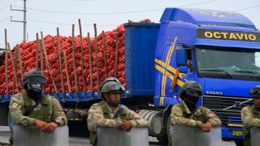 Un camión cargado se desplaza a lo largo de la Carretera Panamericana en el Barrio Chino en las afueras de Ica, Perú, un día después de que las fuerzas de seguridad despejaran una barricada intermitente colocada por manifestantes antigubernamentales.