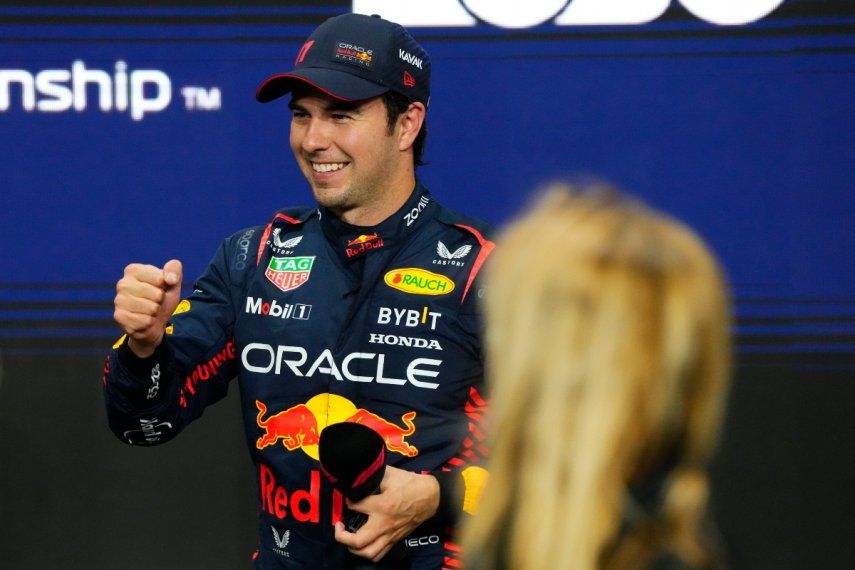 El piloto mexicano de Red Bull, Sergio Pérez, celebra al quedar en la primera posición de la sesión de clasificación del sábado para el Gran Premio de Arabia Saudí, el 18 de marzo del 2023.&nbsp;