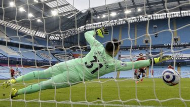 Bruno Fernandes del Manchester United anota el gol de penal frente al arquero del Manchester City Ederson en el partido de la Liga Premier inglesa, el domingo 7 de marzo de 2021.&nbsp;