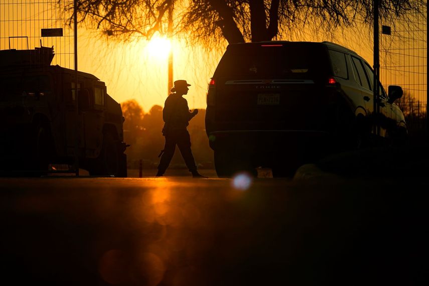Un guarda revisa un vehículo en la entrada al parque Shelby, que fue tomado por efectivos de la Guardia Nacional de Texas y donde los agentes de la Patrulla Fronteriza tienen prohibido el paso, el 1 de febrero de 2024, en Eagle Pass, Texas.&nbsp;