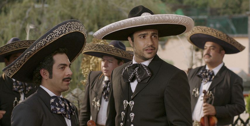 Omar Chaparro y el protagonista Jaime Camil en una escena de la película. (CORTESÍA)