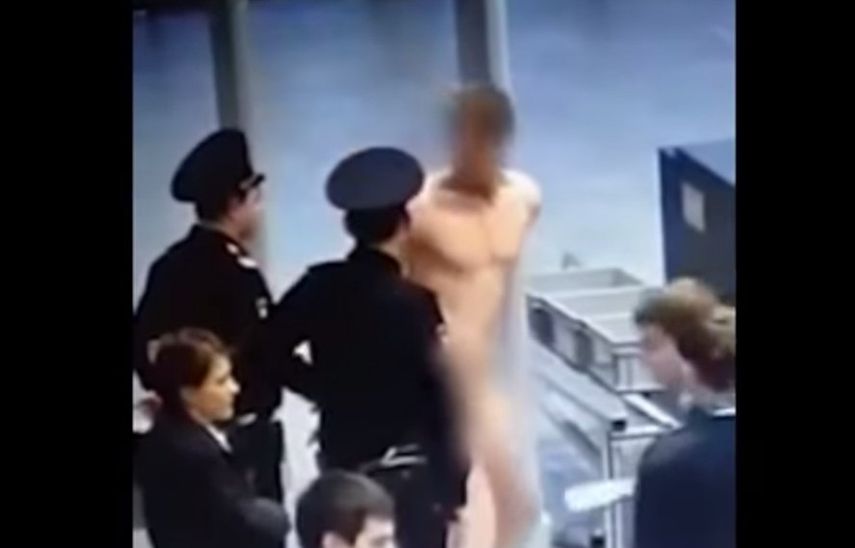 En la imagen el joven sin ropa pasando por el detector de metales. Foto You Tube