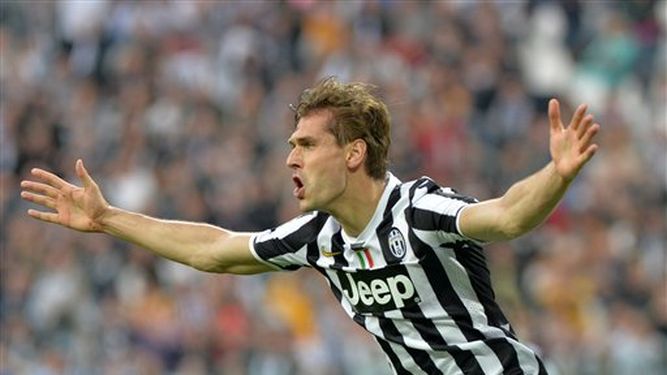 Fernando Llorente celebrar tras marcar un gol para Juventus en la victoria 2-0 ante Livorno por la liga italiana