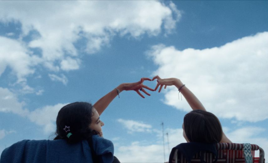 El filme cuenta la relación de Paula y la Maestra, dos chicas mexicanas de 16 años que compiten en un equipo de natación que está a punto de viajar a un campeonato en Brasil.
