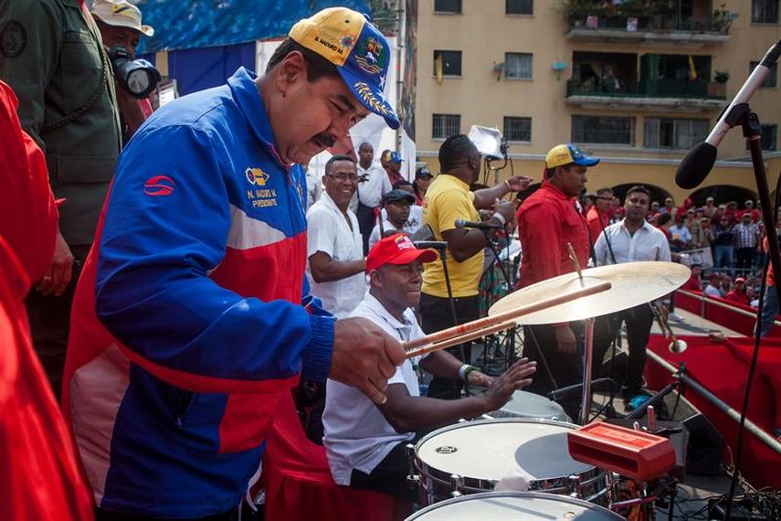 Vamos a sellar el compromiso para la victoria económica frente a los pelucones que hacen la guerra contra el pueblo...a producir y a vencer, dijo Maduro. EFE