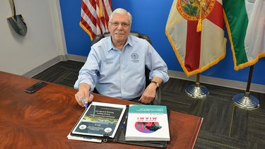 Desde su oficina, el comisionado de Miami Manolo Reyes supervisa los asuntos del distrito 4.